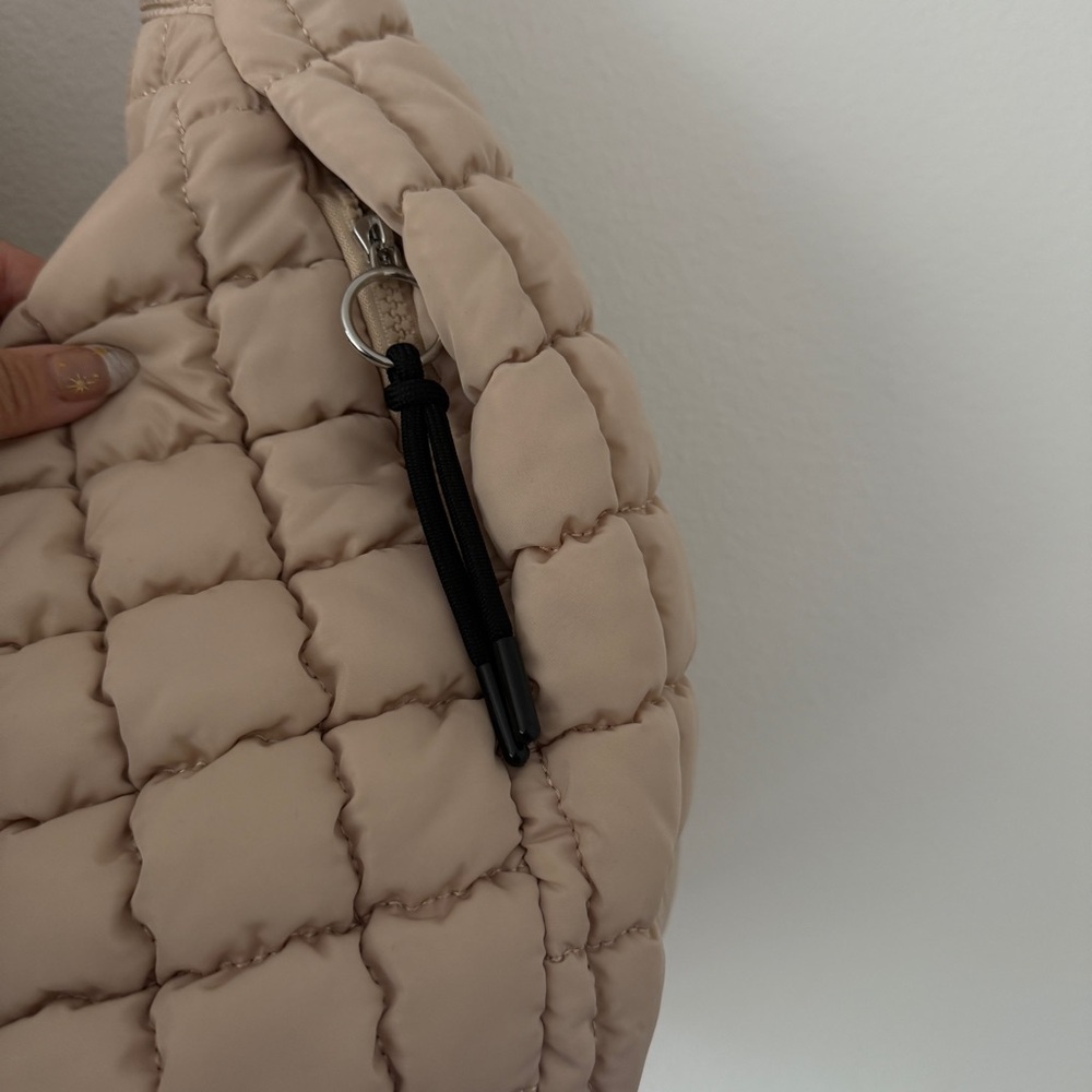 Free People Movement Quilted Carryall Puffer Bag in Beige NWOT - Picture 4 of 6
